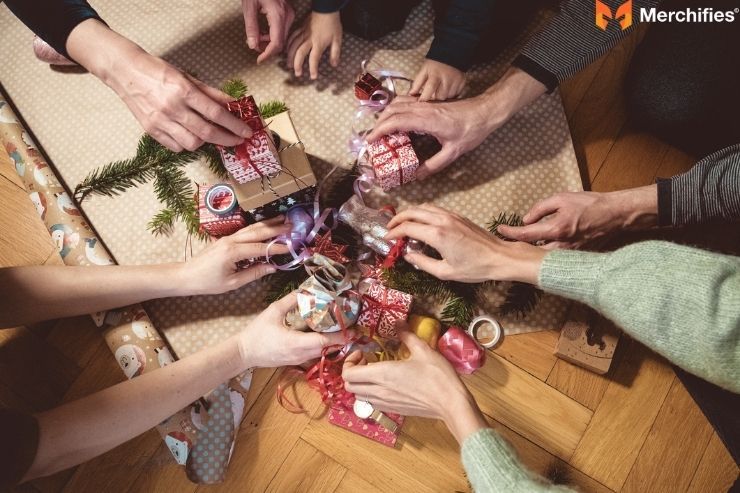 The Ultimate Guide to Drawing Names for Secret Santa (Offline & Online!)