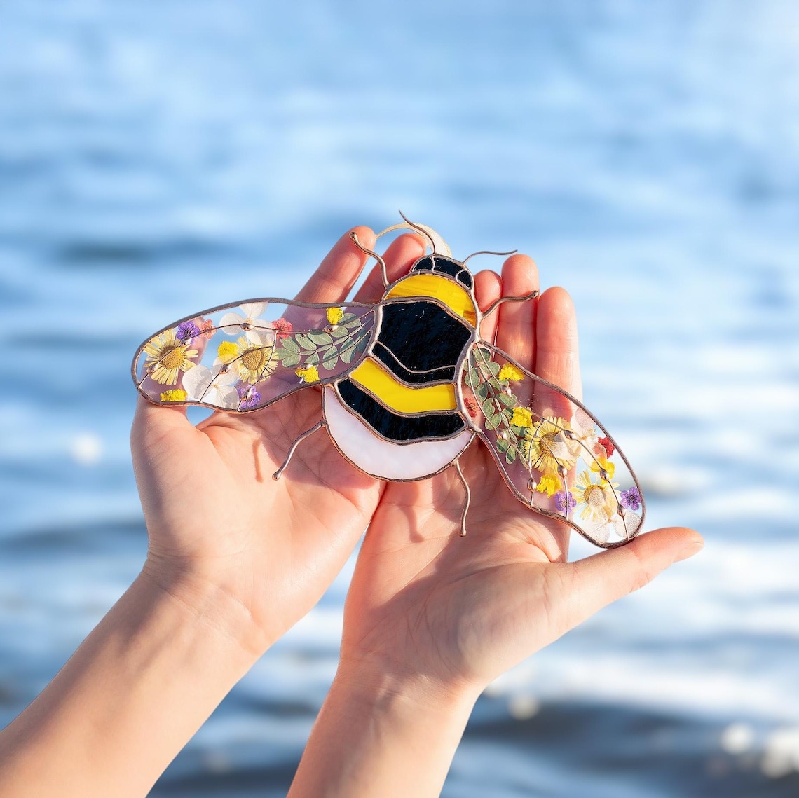 Bumble Bee Stained Glass Suncatcher Insect Ornament Mothers Day Gift Stained Glass Window Hangings Dried Flower Art Stained Glass Yard Art