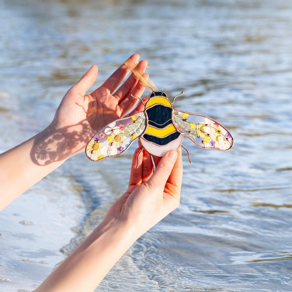 Bumble Bee Stained Glass Suncatcher Insect Ornament Mothers Day Gift Stained Glass Window Hangings Dried Flower Art Stained Glass Yard Art