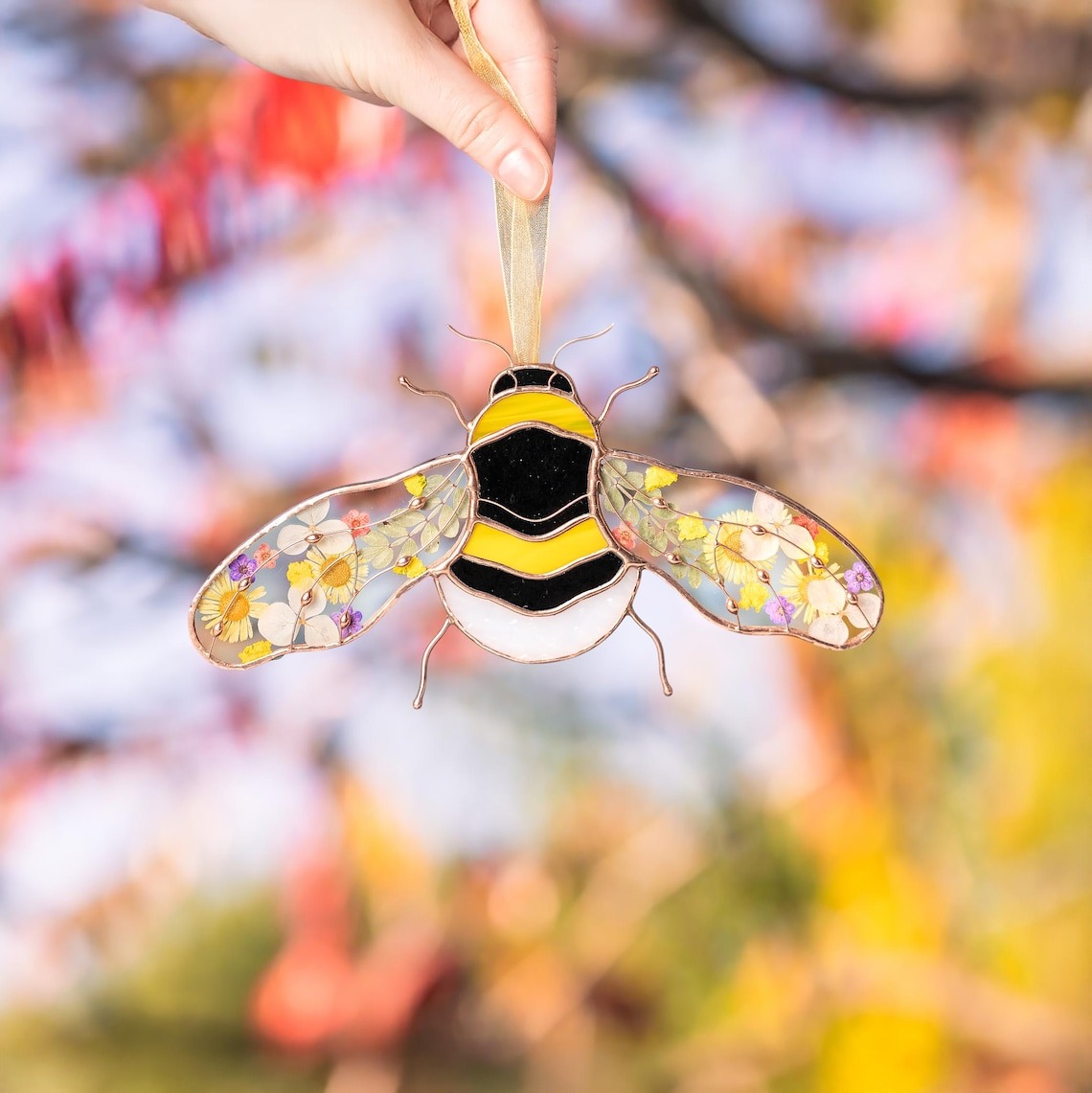Bumble Bee Stained Glass Suncatcher Insect Ornament Mothers Day Gift Stained Glass Window Hangings Dried Flower Art Stained Glass Yard Art