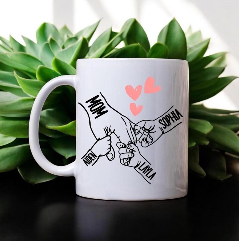 Personalized Holding Hands Mug – Custom Mom Coffee Mug with Kids Names, Mother's Day Gift for Mom, Grandma