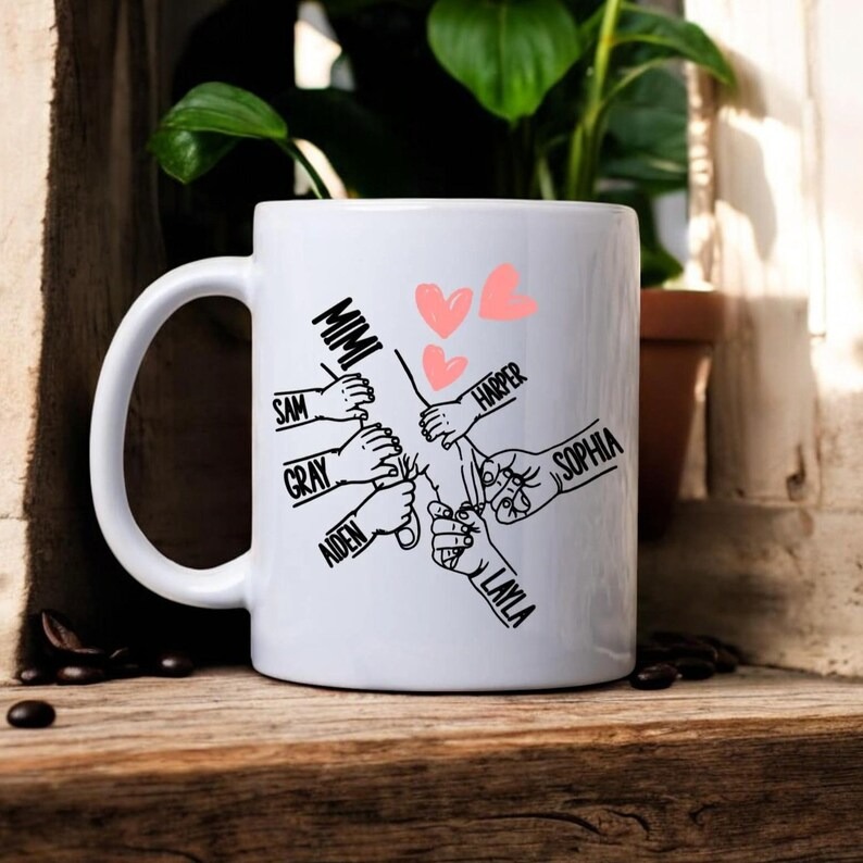 Personalized Holding Hands Mug – Custom Mom Coffee Mug with Kids Names, Mother's Day Gift for Mom, Grandma