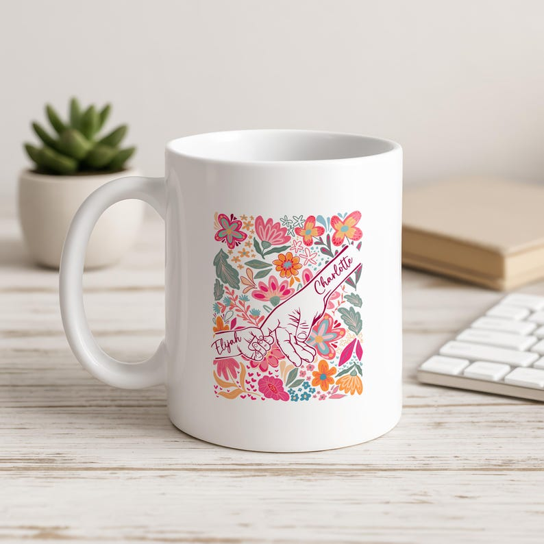 Custom Mom Mug with Kids Names – Personalized Holding Hands Coffee Cup | Mother’s Day Floral Gift