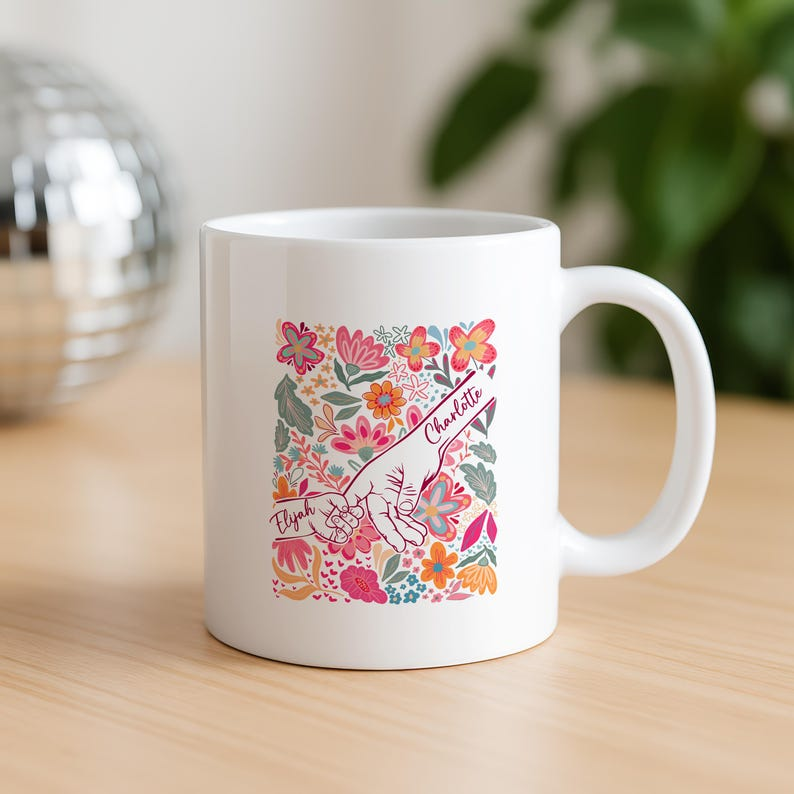 Custom Mom Mug with Kids Names – Personalized Holding Hands Coffee Cup | Mother’s Day Floral Gift
