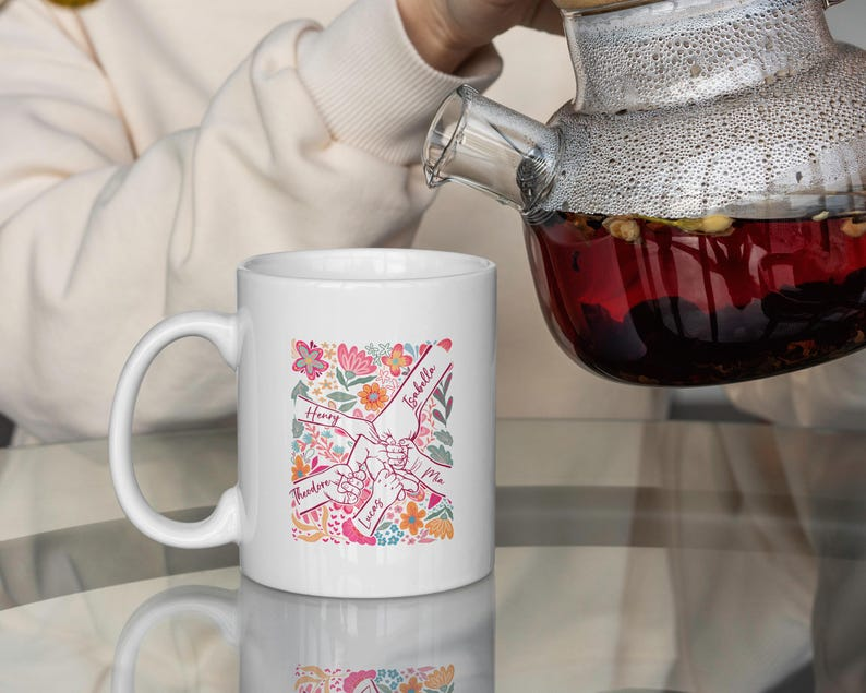 Custom Mom Mug with Kids Names – Personalized Holding Hands Coffee Cup | Mother’s Day Floral Gift