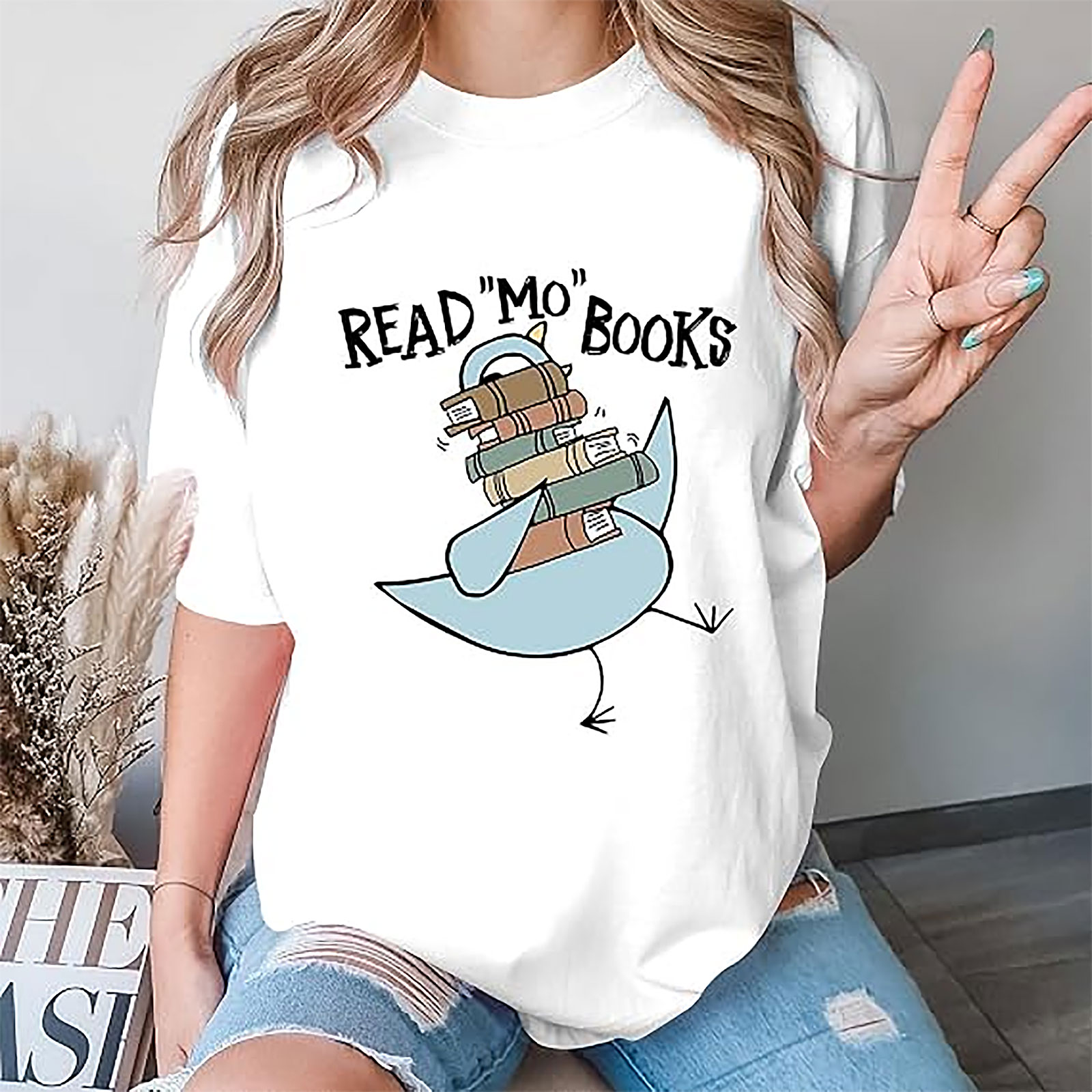 Read Mo Books Teacher T-Shirt | Funny Back to School Tee