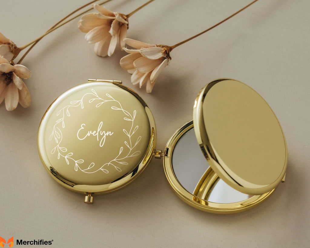 Personalized compact mirror in gold