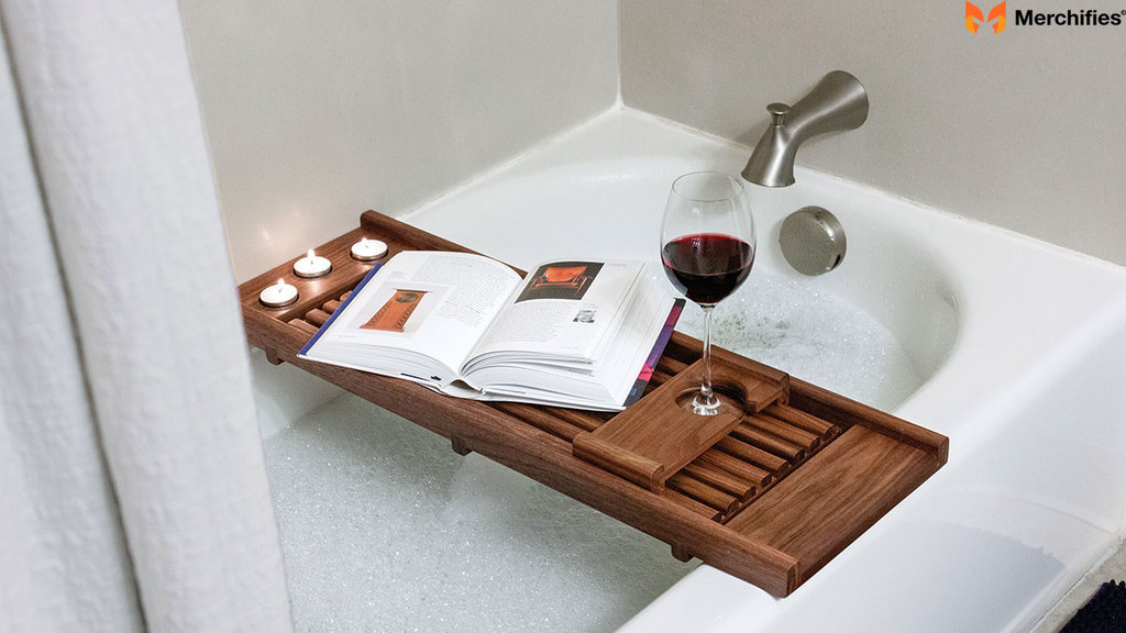 Tray of wood for the bath