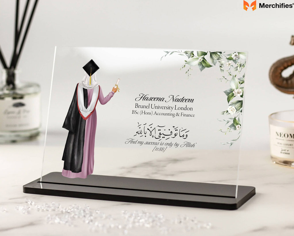 40+ Best Keepsake University Graduation Gifts For Her