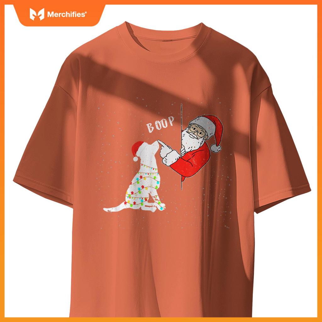 Funny Christmas Santa Booping Dog's Nose Santa Dog Boop T-Shirt