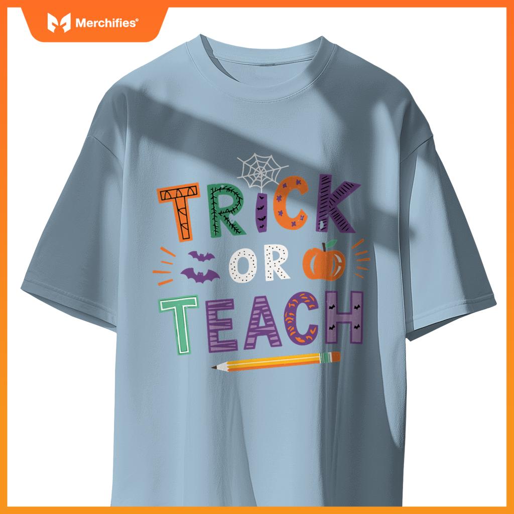 Trick Or Teach Halloween Retro Pumpkin Teacher Women Men T-Shirt